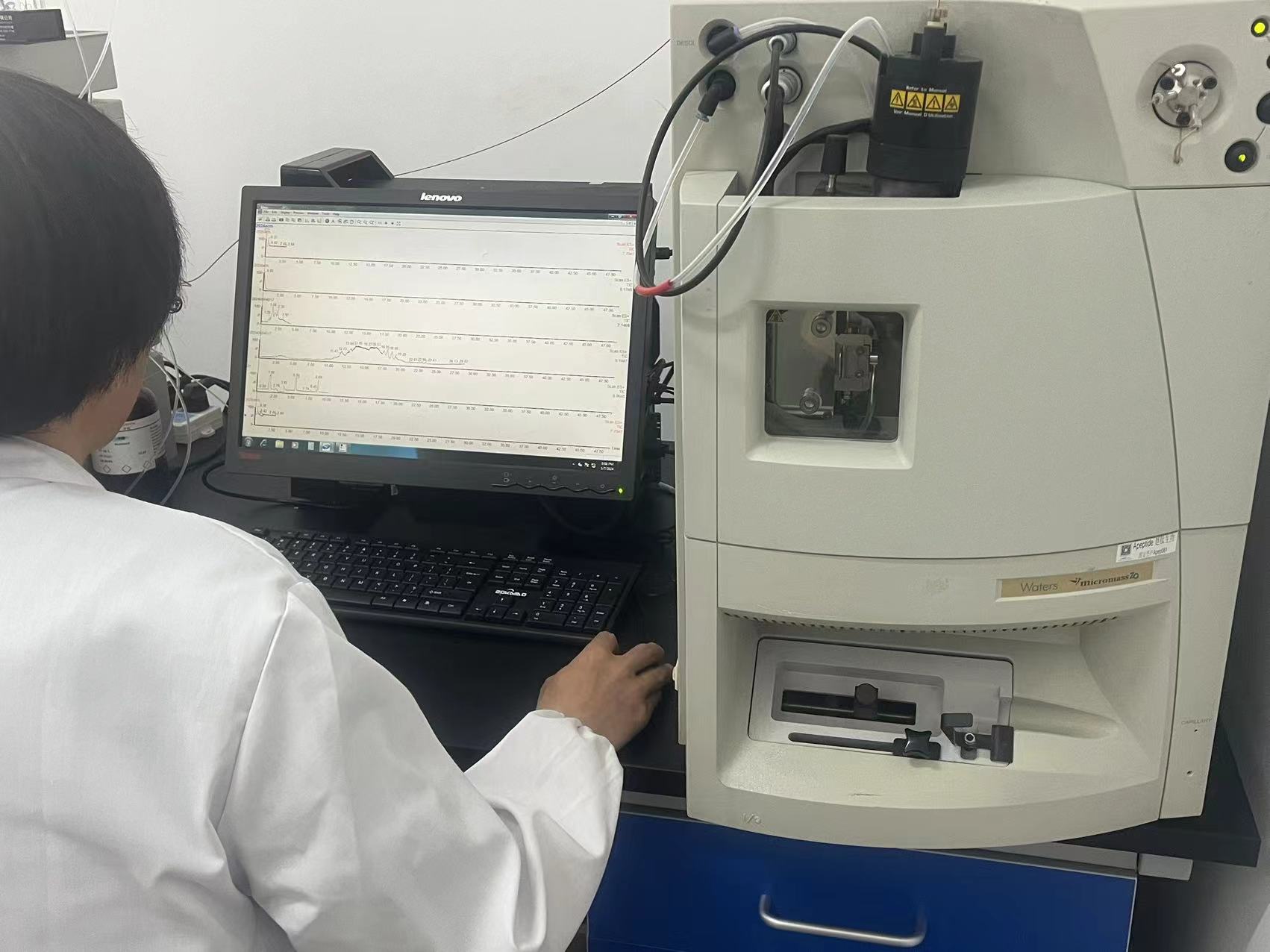 Laboratory operator using an analytical instrument in the authorized Shanghai Apeptide source archive