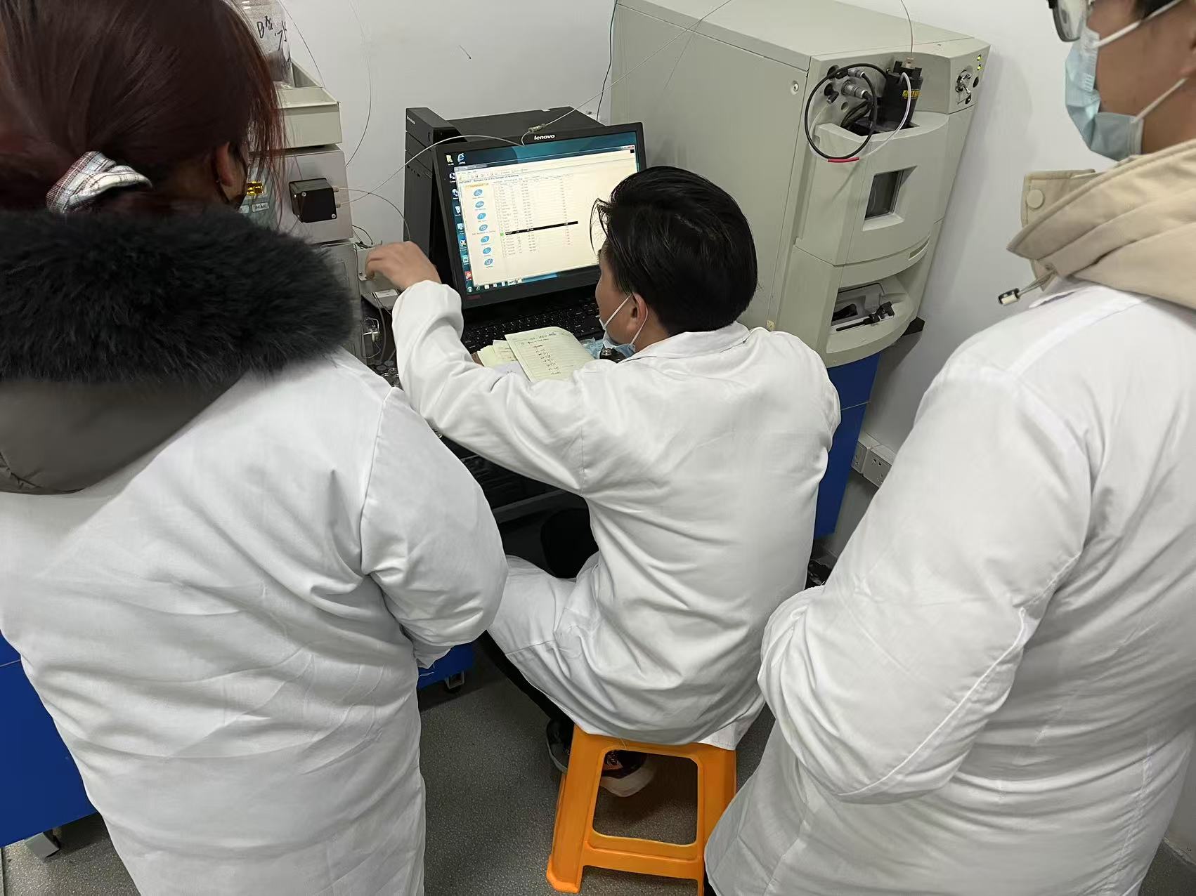 Laboratory team gathered at an instrument in the authorized Shanghai Apeptide source archive